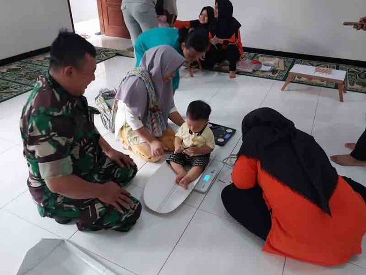 Peran Aktif Babinsa Dampingi Kegiatan Pos Yandu Balita Di Wilayah Binaan