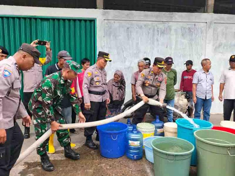 Babinsa Kawal Watercanon Polres Banjarnegara Bantu Warga yang kekurangan Air