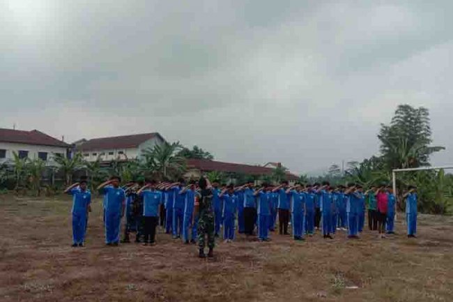 WUJUDKAN GENERASI PEKERJA YANG TANGGUH DAN DISIPLIN ,BABINSA KIRAMIL 01 BERIKAN PENDIDIKAN KARAKTER SISWA SMK YANG AKAN LULUS SEKOLAH