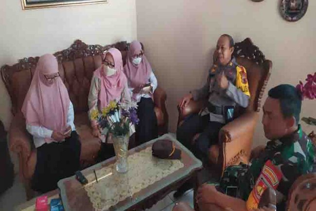 Babinsa Bersama Staff Kelurahan,Baznas Dan Polsek Mediasi Dengan Ketua RT