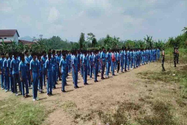 BABINSA KORAMIL 01 BERIKAN PENDIDIKAN KARAKTER SISWA SMK YANG AKAN LULUS SEKOLAH