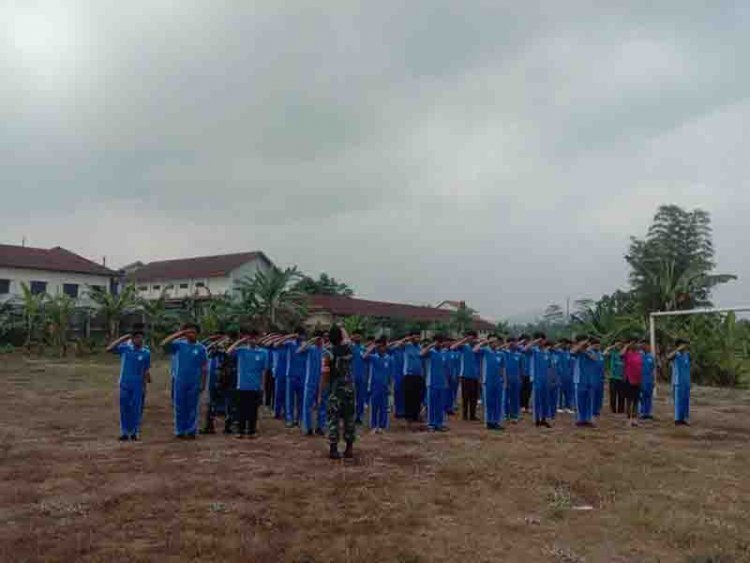 WUJUDKAN GENERASI PEKERJA YANG TANGGUH DAN DISIPLIN ,BABINSA KIRAMIL 01 BERIKAN PENDIDIKAN KARAKTER SISWA SMK YANG AKAN LULUS SEKOLAH