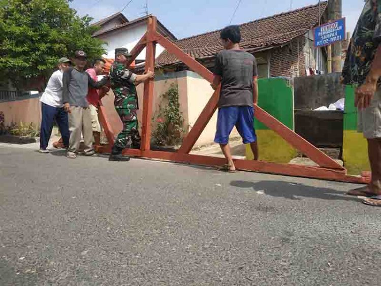 Babinsa Koramil 01/Banjarnegara Bantu Rehab Rumah Warga