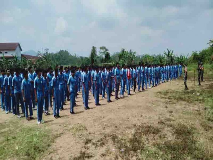 BABINSA KORAMIL 01 BERIKAN PENDIDIKAN KARAKTER SISWA SMK YANG AKAN LULUS SEKOLAH