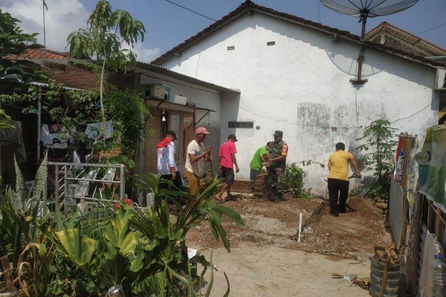 Selama Sepekan Babinsa Dampingi Pembangunan Rumah Layak Huni Milik Bapak Hanif