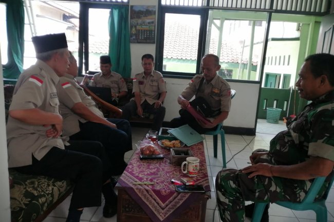 Salah Satu Upaya Untuk Menjalin Silaturahmi Dan Keakraban Dengan Para Senior, Pgs. Danramil 01/Banjarnegara Melaksanakan Komsos Dengan Purnawiran