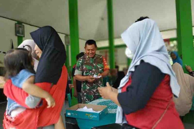 BABINSA BANTU KETERTIBAN PENYALURAN BANTUAN BERAS