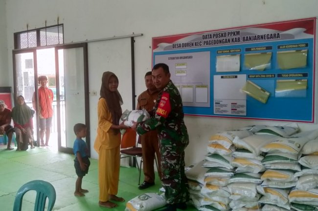 Yakinkan Penyaluran Bantuan Pangan Berjalan Aman dan Lancar, Babinsa Turun Langsung Ke Desa