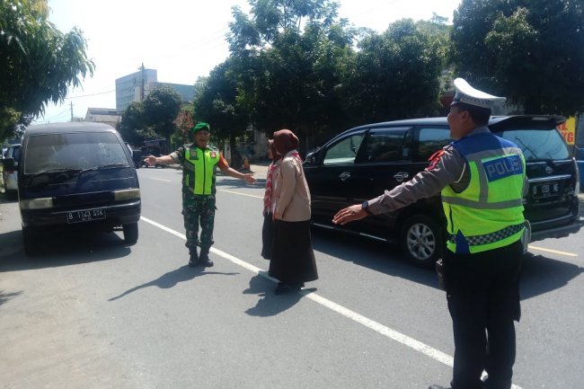 Babinsa 01 Bersama Anggota Polres Melaksanakan Pengamanan Gereja