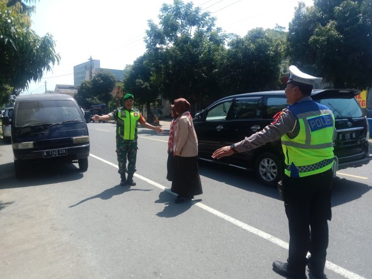 Babinsa 01 Bersama Anggota Polres Melaksanakan Pengamanan Gereja