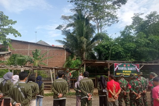 Hijaukan Pasar Kodim 0704 Banjarnegara Ajak Warga Gotong Royong