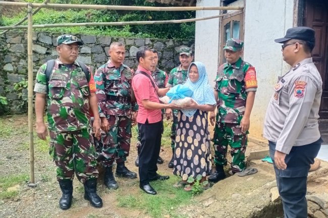 Babinsa dan Bhabinkamtibmas Bersatu dalam Baksos Pembagian Sembako