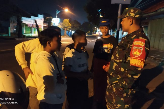 Patroli Humanis,Piket Koramil 01/Banjarnegara Himbau Anak-anak Muda Tidak Keluar Rumah Larut Malam.