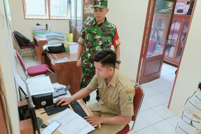 Aktif Komsos Bersama Perangkat Desa Menjadikan Hubungan Kerja Antara Babinsa Dan Aparat Desa Semakin Solid 