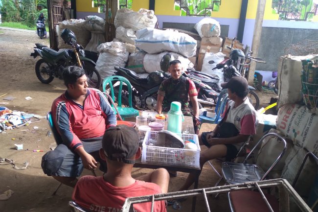 Jalin Komunikasi Sosial Babinsa 01 Beri Motivasi Dengan Warga Pengepul Sampah