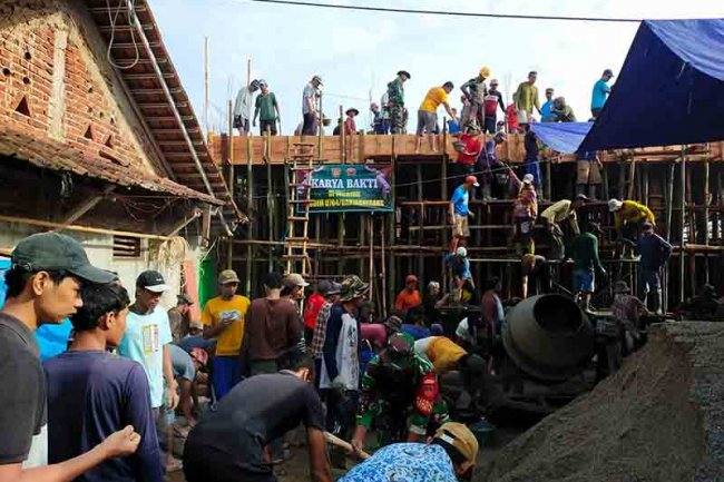 Kemanunggalan Babinsa Koramil 13/Banjarmangu Bersama Warga Gotong Royong Pengecoran Gedung TPQ