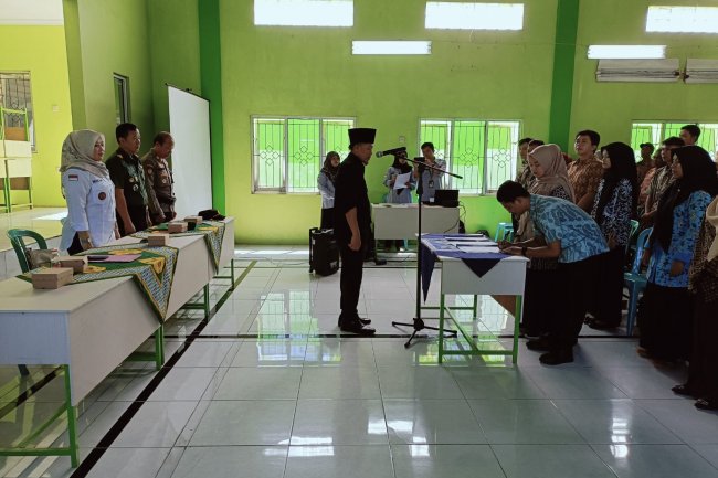 Danramil dan Kapolsek Banjarnegara Menghadiri Pelantikan Dan Pembekalan Pengawas TPS di Desa Ampelsari