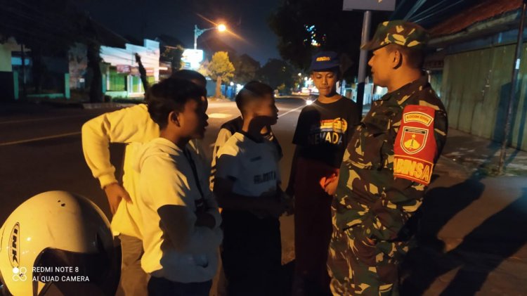 Patroli Humanis,Piket Koramil 01/Banjarnegara Himbau Anak-anak Muda Tidak Keluar Rumah Larut Malam.