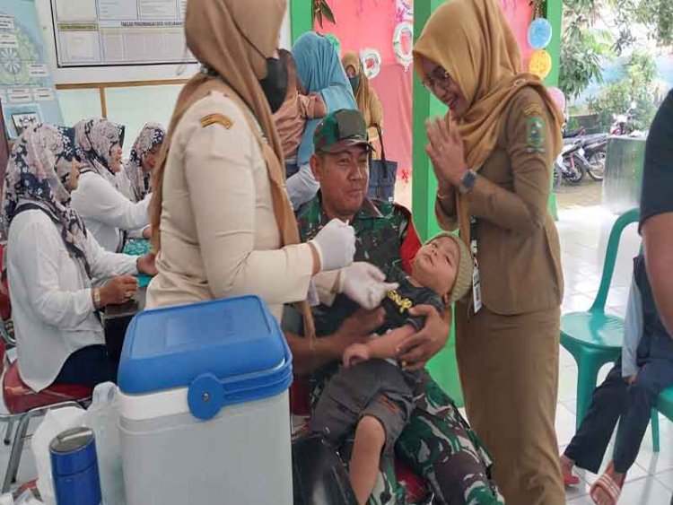  Babinsa Serka Tasrifin Laksanakan Pendampingan Vaksin Polio