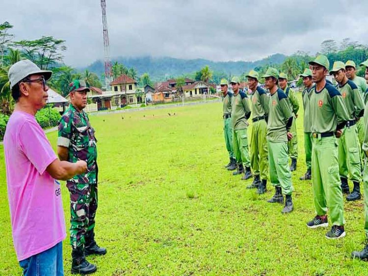 Hadapi Tugas Pemilu,Babinsa Berikan Sosialisasi Dan Penyegaran Kepada Satlinmas