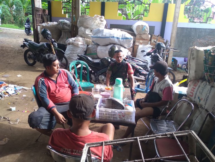 Jalin Komunikasi Sosial Babinsa 01 Beri Motivasi Dengan Warga Pengepul Sampah