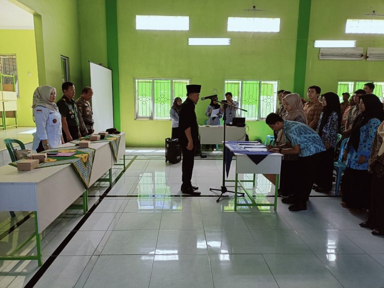 Danramil dan Kapolsek Banjarnegara Menghadiri Pelantikan Dan Pembekalan Pengawas TPS di Desa Ampelsari