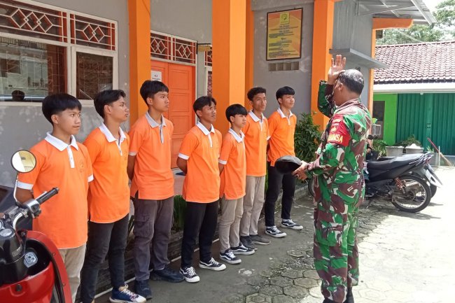 Babinsa 01 Melaksanakan Kegiatan Melatih Pendidikan Karakter SMP Tunas Bangsa