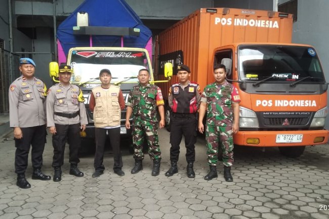 Dua orang Babinsa Laksanakan Pengawalan Pendistribusian Logistik Pemilu Ke Kantor PPK
