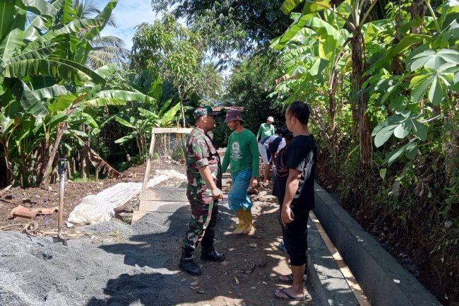 Gotong Royong Pererat Hubungan Babinsa Dengan Masyarakat.