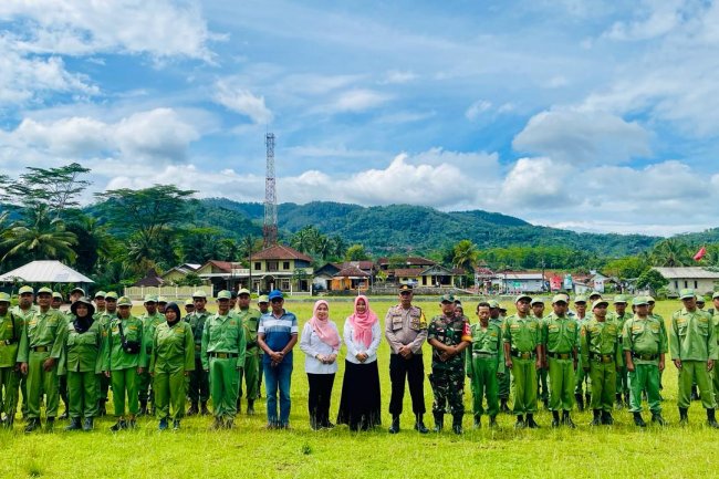 Jelang Pemilu,Babinsa Dan Polisi RW Berikan Sosialisasi Serta Pengetahuan Berpakaian Rapi Kepada Satlinmas