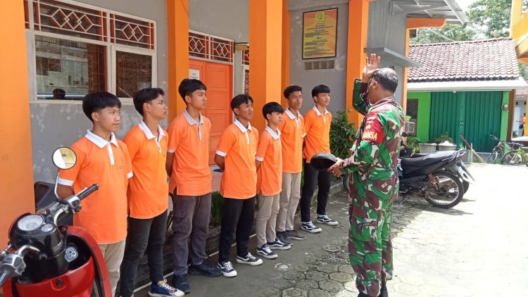 Babinsa 01 Melaksanakan Kegiatan Melatih Pendidikan Karakter SMP Tunas Bangsa