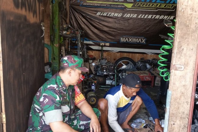 Jalin Hubungan Baik, Babinsa Melaksanakan Komsos Dengan Montir Bengkel Motor