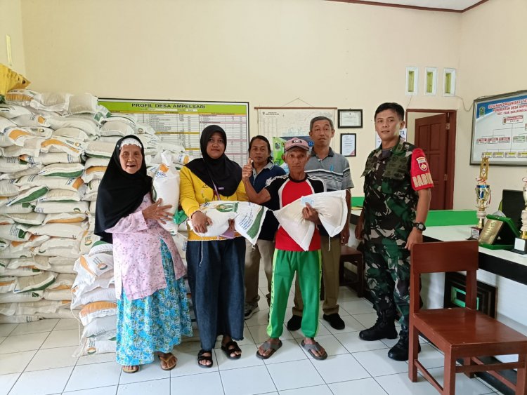 Seluruh Babinsa Koramil 01 Banjarnegara Kawal Penyaluran Bantuan Pangan