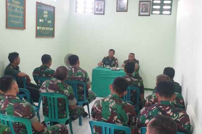 PENGARAHAN KOMANDAN KORAMIL BERIKAN MOTIVASI DAN EVALUASI KEPADA ANGGOTA