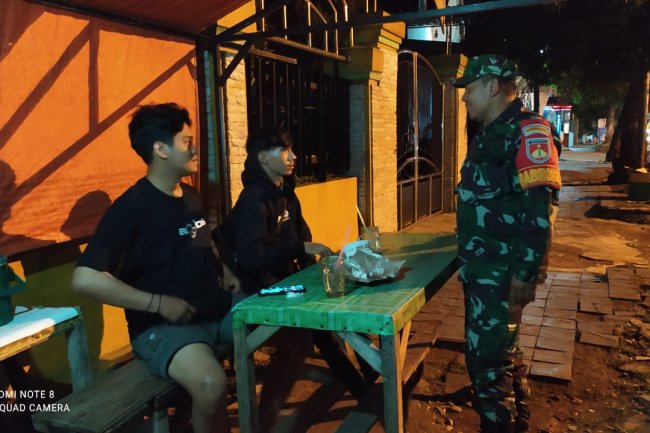 Patroli Malam,Piket Koramil 01/Banjarnegara Himbau Anak-anak Muda Tidak Keluar Rumah Larut Malam.