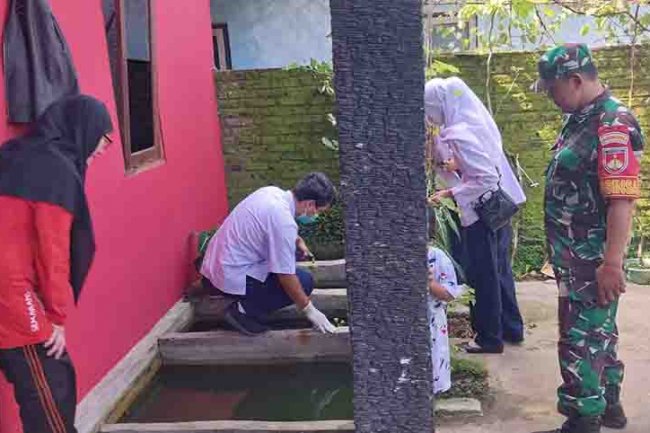 GERAKAN SERENTAK PEMBERANTASAN SARANG NYAMUK DILAKUKAN APARAT PEMERINTAH, BABINSA DAN MAHASISWA POLITEKNIK