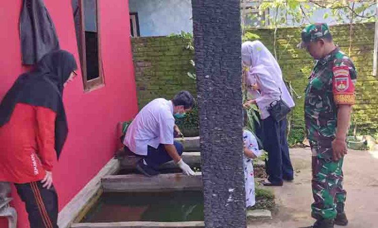 GERAKAN SERENTAK PEMBERANTASAN SARANG NYAMUK DILAKUKAN APARAT PEMERINTAH, BABINSA DAN MAHASISWA POLITEKNIK