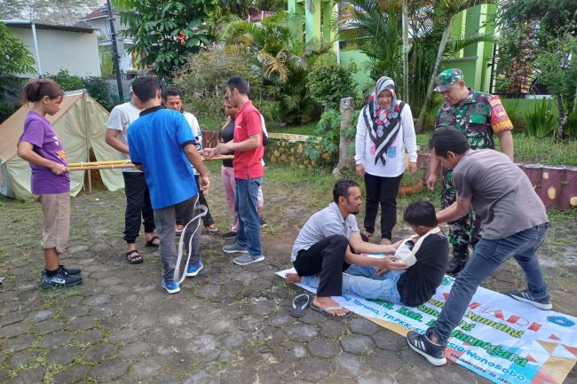 BABINSA BEKALI MATERI PADA SATLINMAS BINAANNYA JELANG JAMBORE LINMAS.