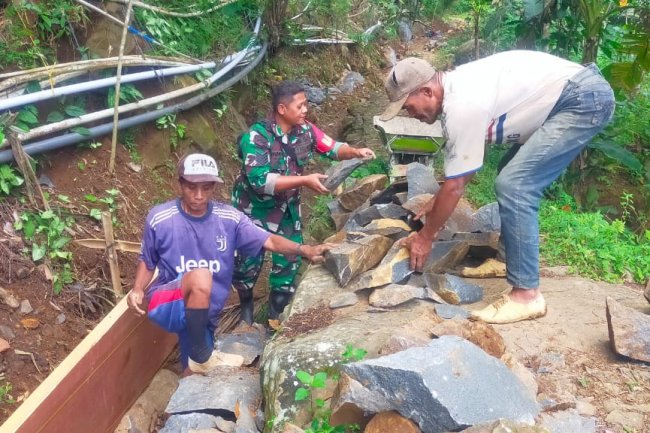 Babinsa Koramil 01/Bna Kerja Bakti Membantu Pembuatan Drainase Di Desa Binaan