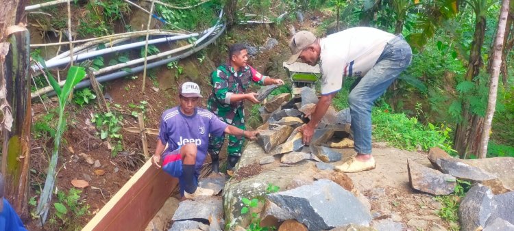 Babinsa Koramil 01/Bna Kerja Bakti Membantu Pembuatan Drainase Di Desa Binaan