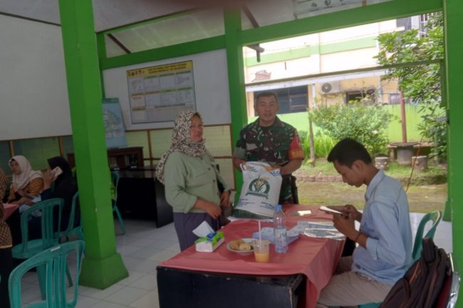 Babinsa Koramil 01 Banjarnegara Kawal Penyaluran Bantuan Pangan