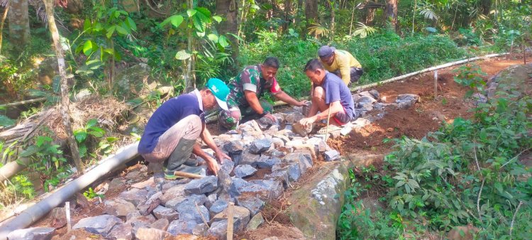 Babinsa Koramil 01/Banjarnegara Kodim 0704 Banjarnegara Kerjabakti Bersama Warga