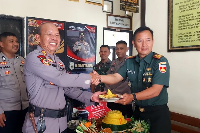 Danramil Beserta Anggota Koramil 01/Banjarnegara Sambangi Polsek Banjarnegara Untuk Mengucapkan HUT Bhayangkara Ke 78