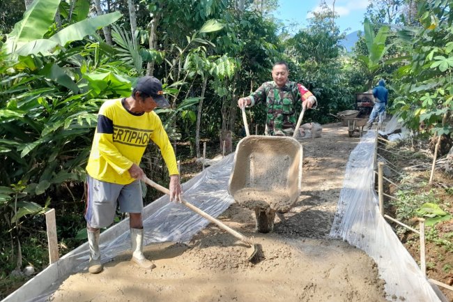 Babinsa Koramil 01/Banjarnegara Aktif Ikut Kerja Bakti Membuat JUT (Jalan Usaha Tani) Di Desa Binaan.