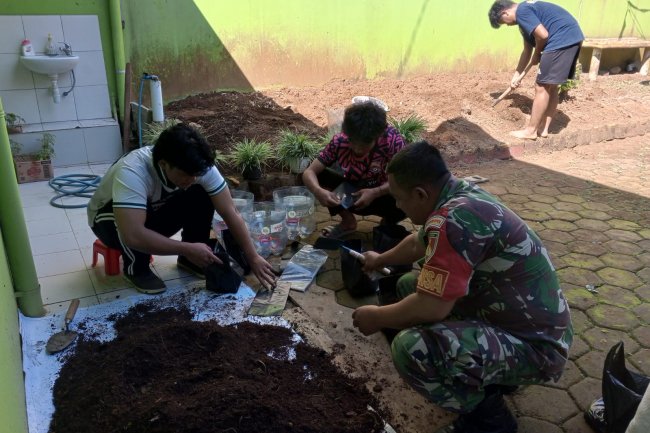 Peduli Ketahanan Pangan,Babinsa Dan Pemerintah Kelurahan Olah Lahan Untuk Ditanami Sayuran.
