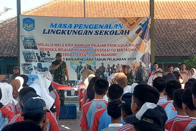"BENTUK SISWA LEBIH DISIPLIN, BABINSA BERIKAN PENDIDIKAN KARAKTER SISWA SMP*
