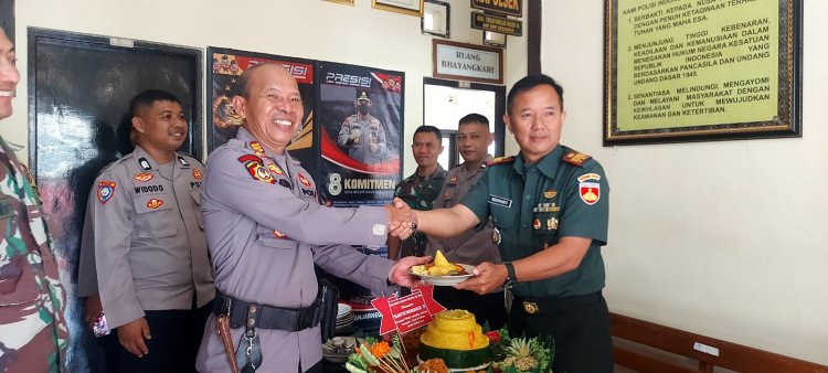 Danramil Beserta Anggota Koramil 01/Banjarnegara Sambangi Polsek Banjarnegara Untuk Mengucapkan HUT Bhayangkara Ke 78