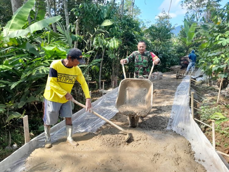 Babinsa Koramil 01/Banjarnegara Aktif Ikut Kerja Bakti Membuat JUT (Jalan Usaha Tani) Di Desa Binaan.