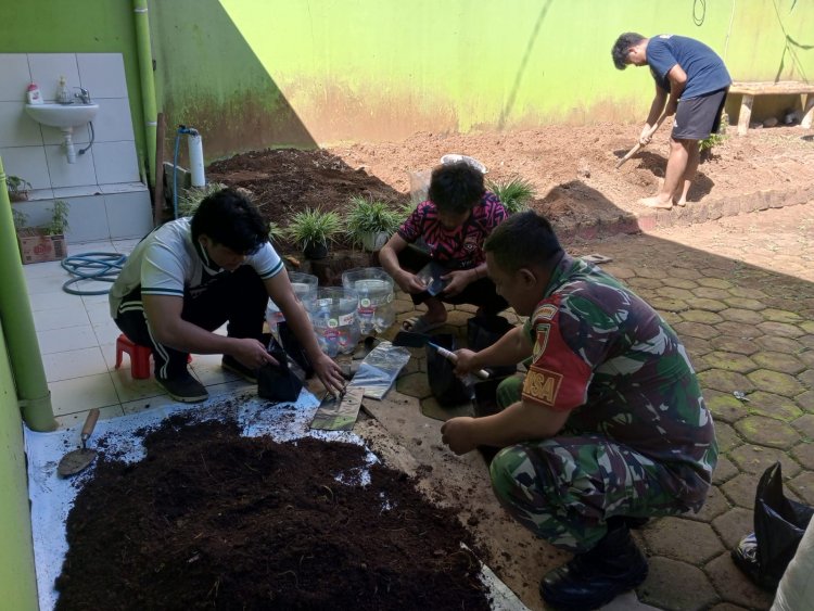 Peduli Ketahanan Pangan,Babinsa Dan Pemerintah Kelurahan Olah Lahan Untuk Ditanami Sayuran.