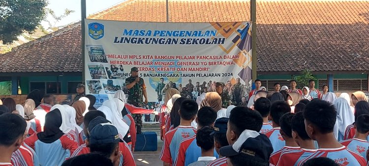 "BENTUK SISWA LEBIH DISIPLIN, BABINSA BERIKAN PENDIDIKAN KARAKTER SISWA SMP*